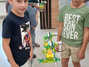 Chłopcy zbudowali robota który porusza się na lince