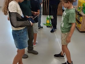 Prowadzący zajęcia i dzieci podczas budowy robotów