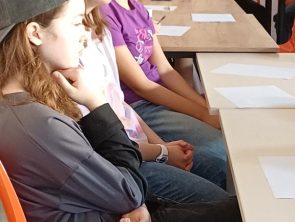 Młodzież na warsztatach kreatywnego podejścia do kultury