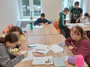 Młodzież rozwiązuje matematyczne zagadki