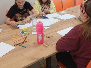 Młodzież rozwiązuje matematyczne zagadki