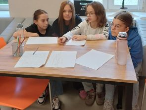 Młodzież rozwiązuje matematyczne zagadki