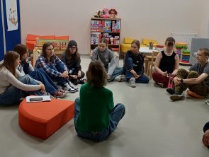 Młodzież na warsztatach polegających na pracy z opowiadaniem