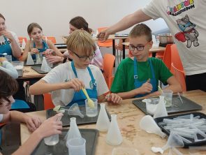 Uczestnicy zajęć zapoznają się ze specjalistycznym sprzętem