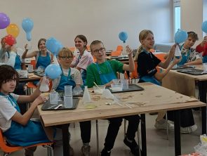 Uczestnicy zajęć przeprowadzają doświadczenia chemiczne