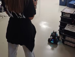 Uczestnik warsztatów steruje robotem