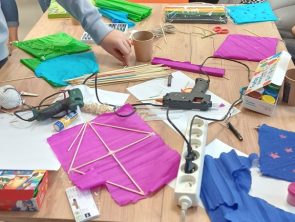 Uczestnicy na zajęciach budowali eko roboty