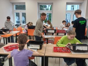 Uczestnicy budują z klocków łaziki