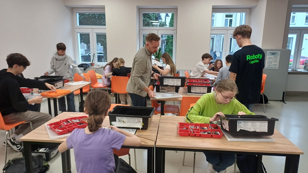 Uczestnicy budują z klocków łaziki