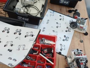 Uczestnicy budują z klocków łaziki