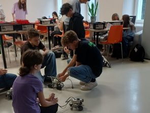 Uczestnicy budują z klocków łaziki