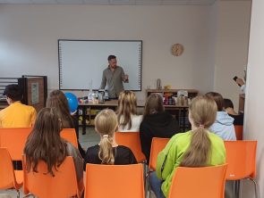 Prowadzący zajęcia pokazuje zjawiska fizyczne