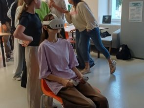 Uczestnicy wykorzystują zestawy VR