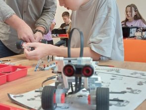 Uczestnicy budują z klocków łaziki