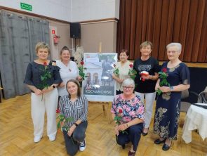 Uczestnicy Narodowego Czytania w Karsznicach trzymają róże