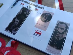 Na stole znajduje się kronika, na stronie Jan Kochanowski z okazji Narodowego Czytania