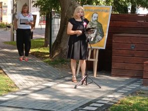 Pani dyrektor biblioteki czyta utwór Jana Kochanowskiego