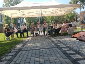 Zebrani goście i bibliotekarze czytają poezje Jana Kochanowskiego