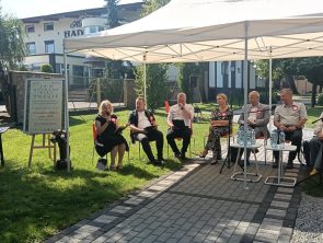 Zebrani goście i bibliotekarze czytają poezje Jana Kochanowskiego