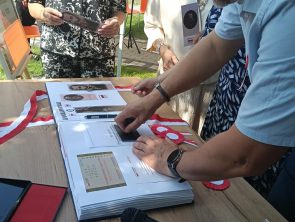 Zaproszeni goście wpisują się do kroniki z okazji Narodowego Czytania