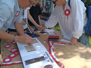 Zaproszeni goście wpisują się do kroniki z okazji Narodowego Czytania