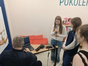 Młodzież na warsztatach polegających na pracy z opowiadaniem