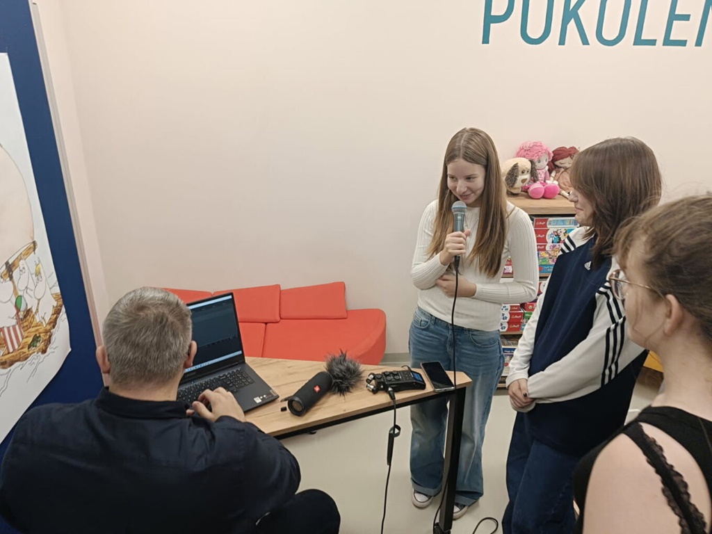 Młodzież na warsztatach polegających na pracy z opowiadaniem