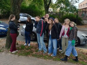 Młodzież bierze udział w dźwiękobraniu różnych brzmień z przestrzeni Zduńskiej Woli