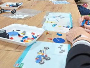 Niewidomi budują pojazdy z klocków Lego