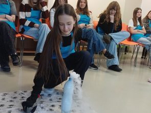 Uczestniczka warsztatów podczas eksperymentu wykorzystuje ciekły azot i suchy lód