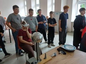 Uczestnicy warsztatów oglądają działanie generatora Graaffa