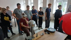 Uczestnicy warsztatów oglądają działanie generatora Graaffa