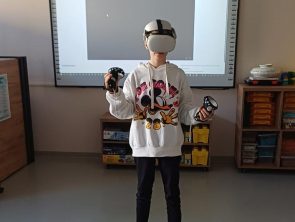 Dziecko na zajęciach z założonymi okularami VR