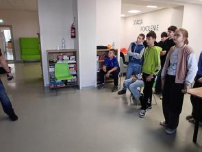 Prowadzący zapoznaje uczestników warsztatów z zasadami działania sztucznej inteligencji