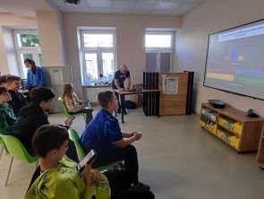 Uczestnicy warsztatów poznają sztuczną inteligencję