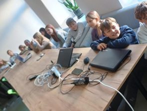 Uczestnicy warsztatów poznają podstawy SI