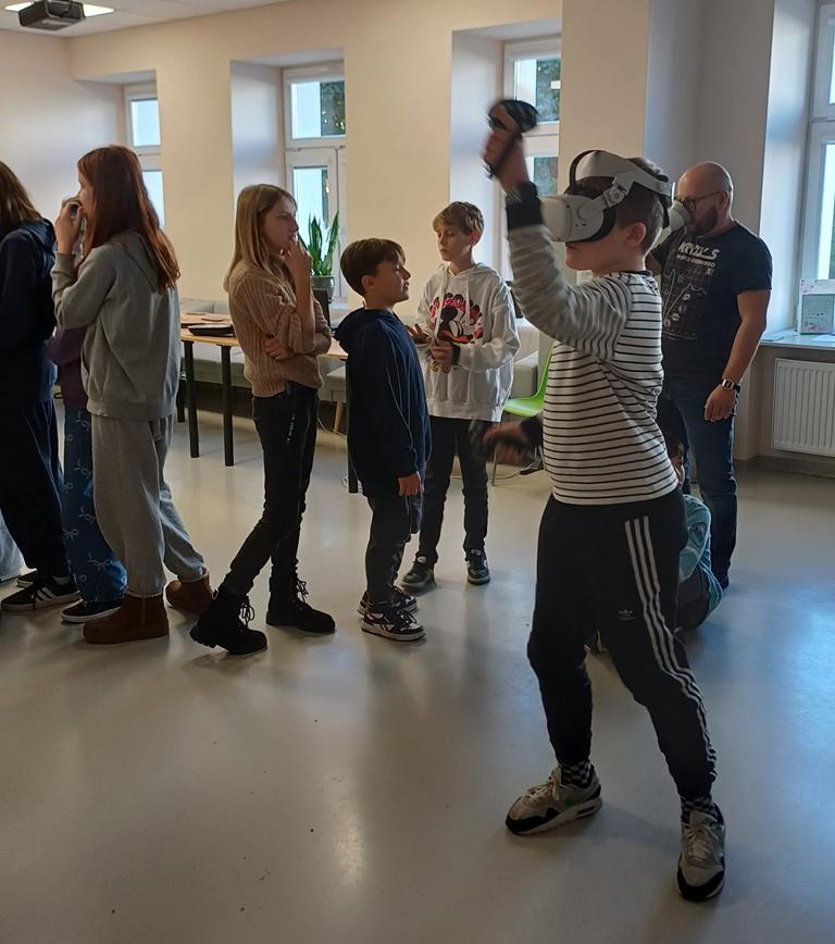 Uczestnicy warsztatów poznają podstawy SI