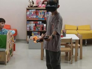 Uczestnik warsztatów w goglach VR