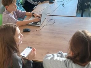 Dzieci na zajęciach poznają podstawy sztucznej inteligencji