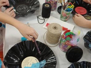 Uczestnicy warsztatów tworzą ze starych i niepotrzebnych rzeczy nowe i użyteczne przedmioty