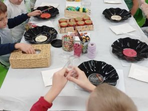 Uczestnicy warsztatów z upcyklingu tworzą nowe użyteczne przedmioty