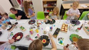 Dzieci wykonują nowe użyteczne przedmioty