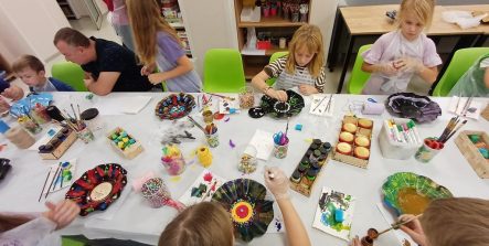 Dzieci wykonują nowe użyteczne przedmioty