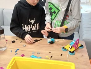 Chłopcy wybierają części do budowy robota