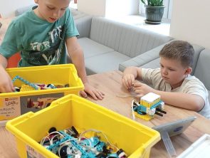 Chłopcy składają robota