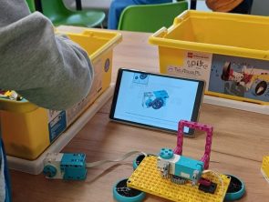 Dzieci z pomocą tableta budują robota