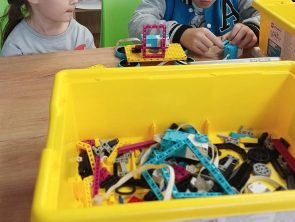 Dzieci z pomocą tableta budują robota