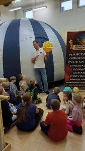 Pan opowiada dzieciom o planetach i kosmosie