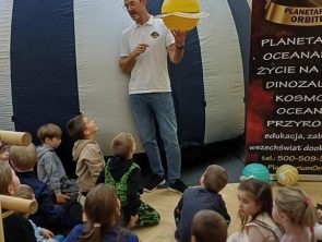 Pan opowiada dzieciom o planetach i kosmosie