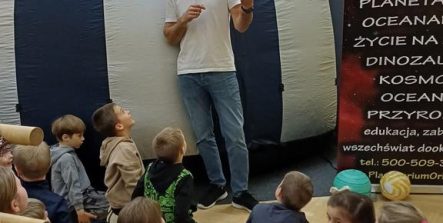 Pan opowiada dzieciom o planetach i kosmosie